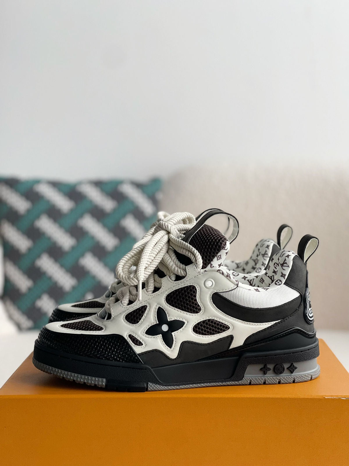 LV SKATE "BLACK WHITE"